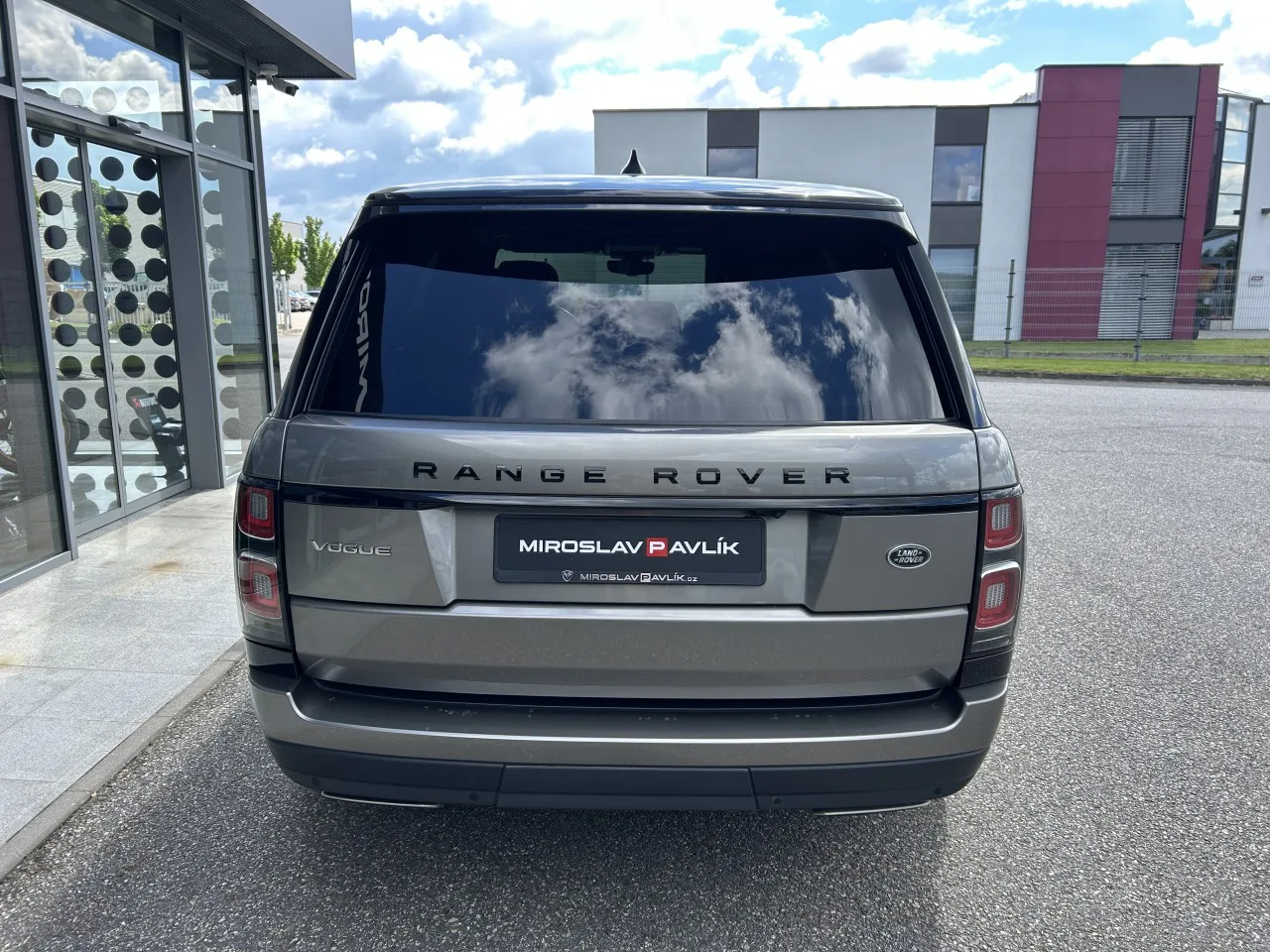 2021 Land Rover Range Rover Vogue, D300 offered by a specialist dealer in Písek, Czechia, photo 6 of 37