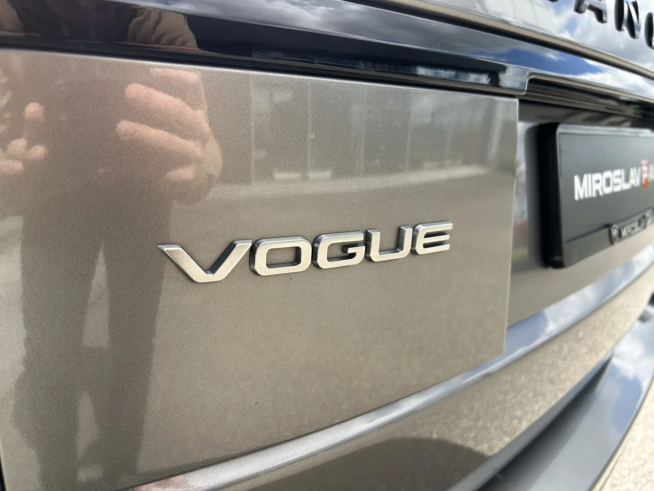 2021 Land Rover Range Rover Vogue, D300 offered by a specialist dealer in Písek, Czechia, photo 8 of 37