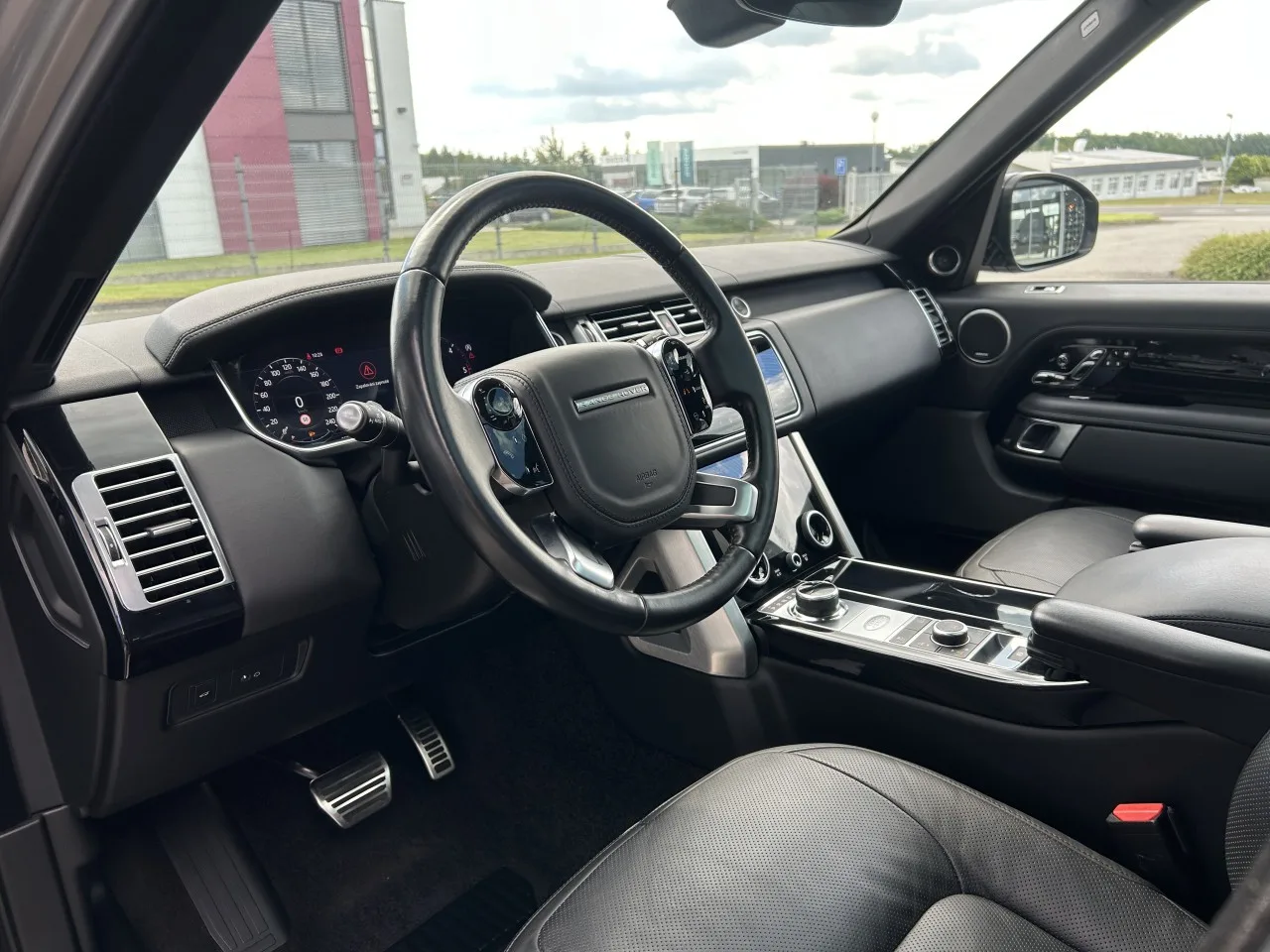 2021 Land Rover Range Rover Vogue, D300 offered by a specialist dealer in Písek, Czechia, photo 11 of 37