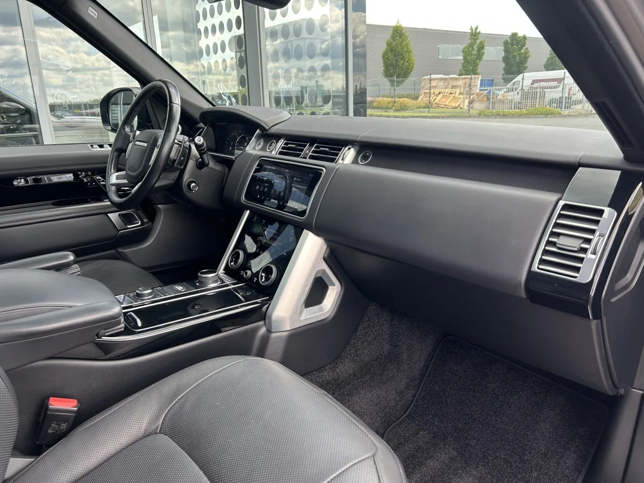 2021 Land Rover Range Rover Vogue, D300 offered by a specialist dealer in Písek, Czechia, photo 12 of 37