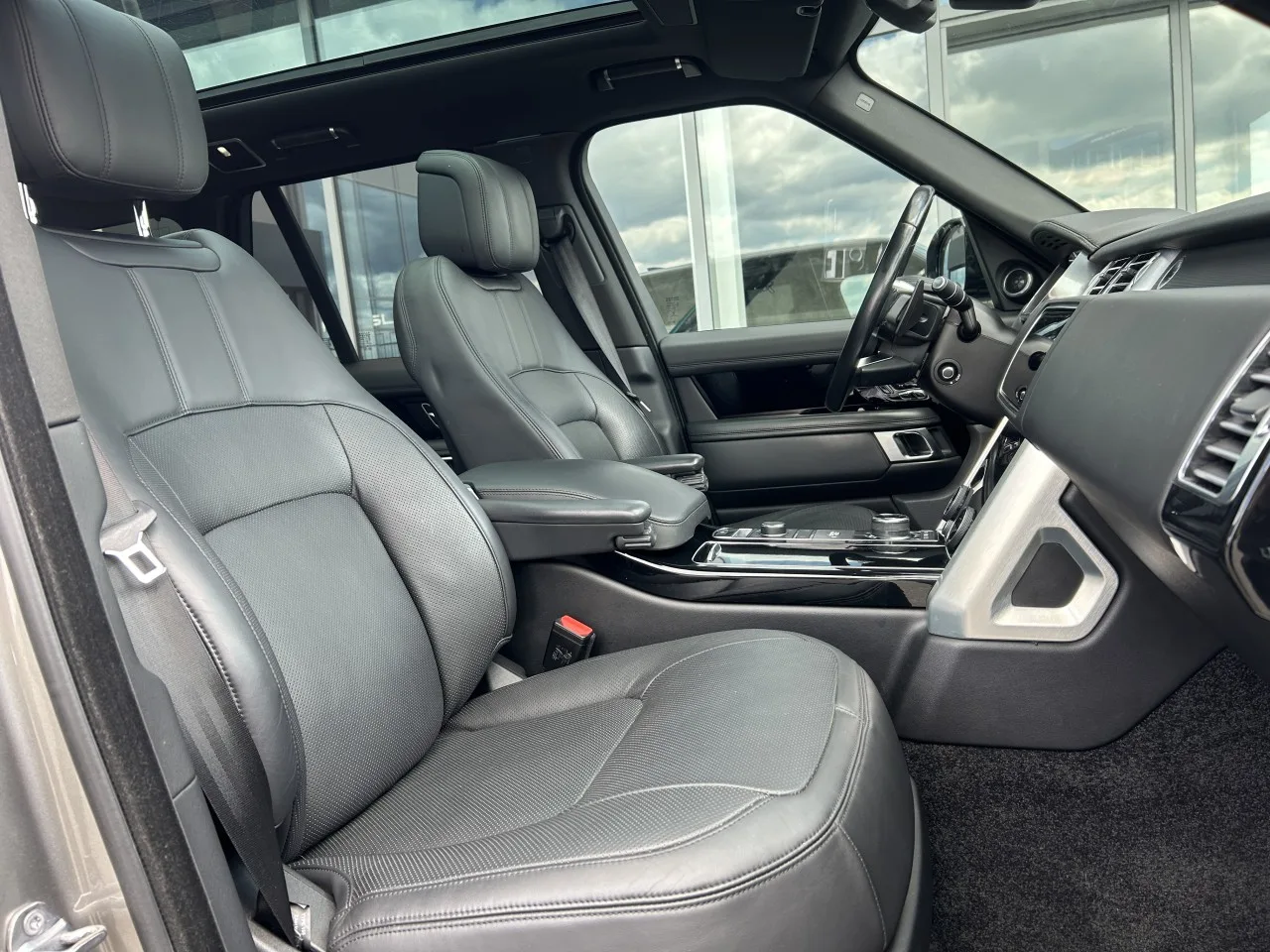 2021 Land Rover Range Rover Vogue, D300 offered by a specialist dealer in Písek, Czechia, photo 13 of 37