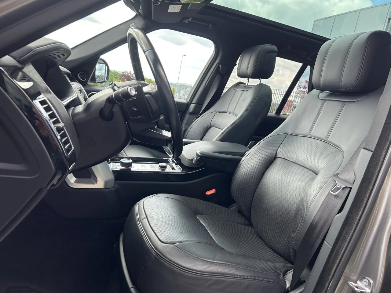 2021 Land Rover Range Rover Vogue, D300 offered by a specialist dealer in Písek, Czechia, photo 14 of 37