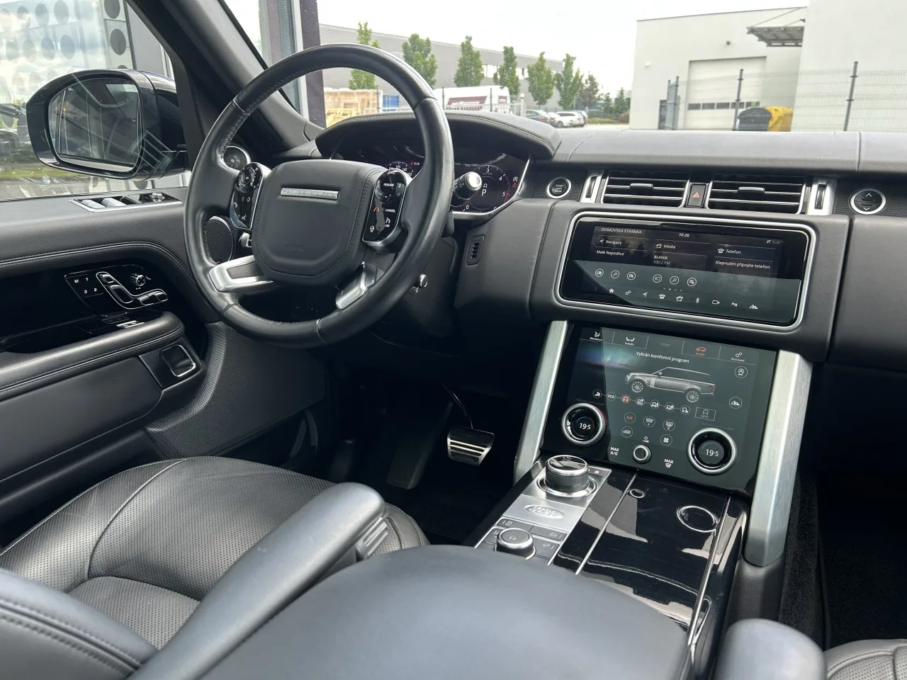 2021 Land Rover Range Rover Vogue, D300 offered by a specialist dealer in Písek, Czechia, photo 15 of 37