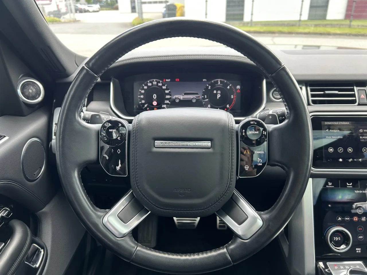 2021 Land Rover Range Rover Vogue, D300 offered by a specialist dealer in Písek, Czechia, photo 16 of 37