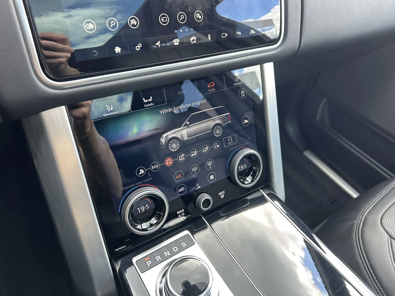 2021 Land Rover Range Rover Vogue, D300 offered by a specialist dealer in Písek, Czechia, photo 20 of 37