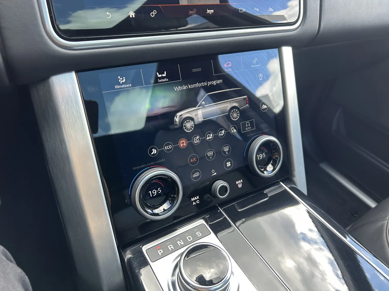 2021 Land Rover Range Rover Vogue, D300 offered by a specialist dealer in Písek, Czechia, photo 22 of 37
