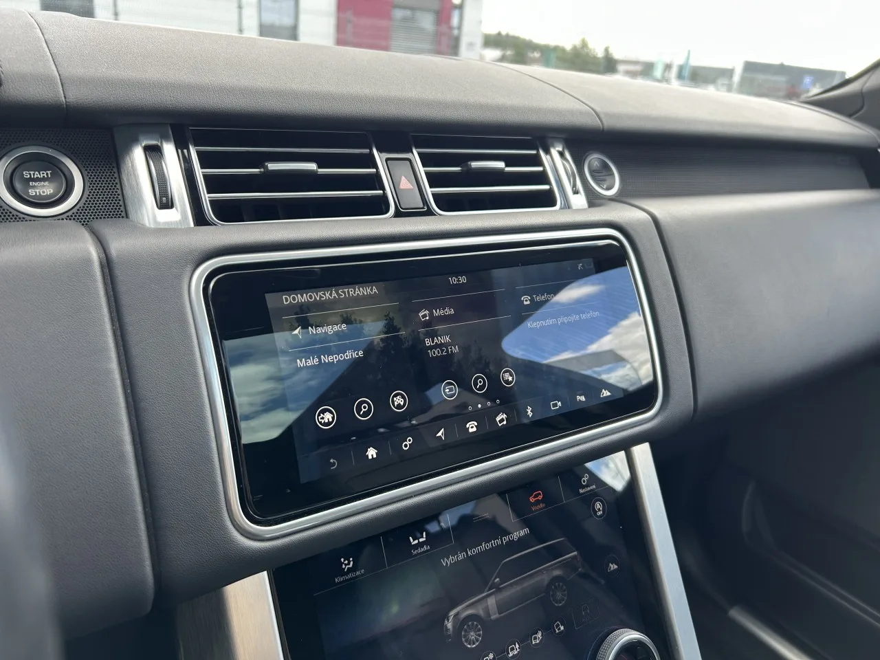 2021 Land Rover Range Rover Vogue, D300 offered by a specialist dealer in Písek, Czechia, photo 23 of 37