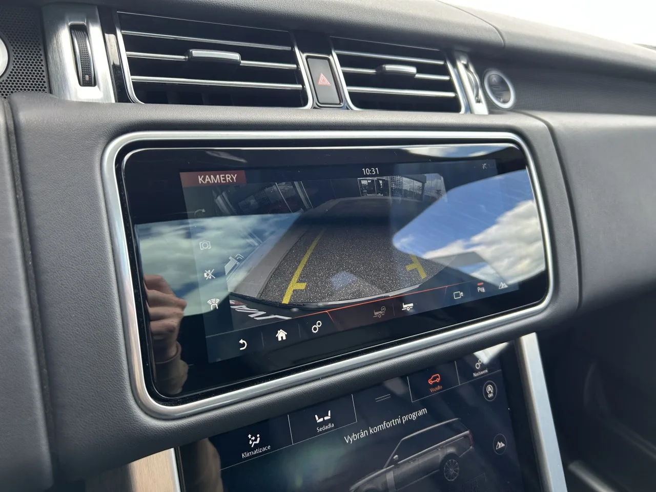2021 Land Rover Range Rover Vogue, D300 offered by a specialist dealer in Písek, Czechia, photo 24 of 37