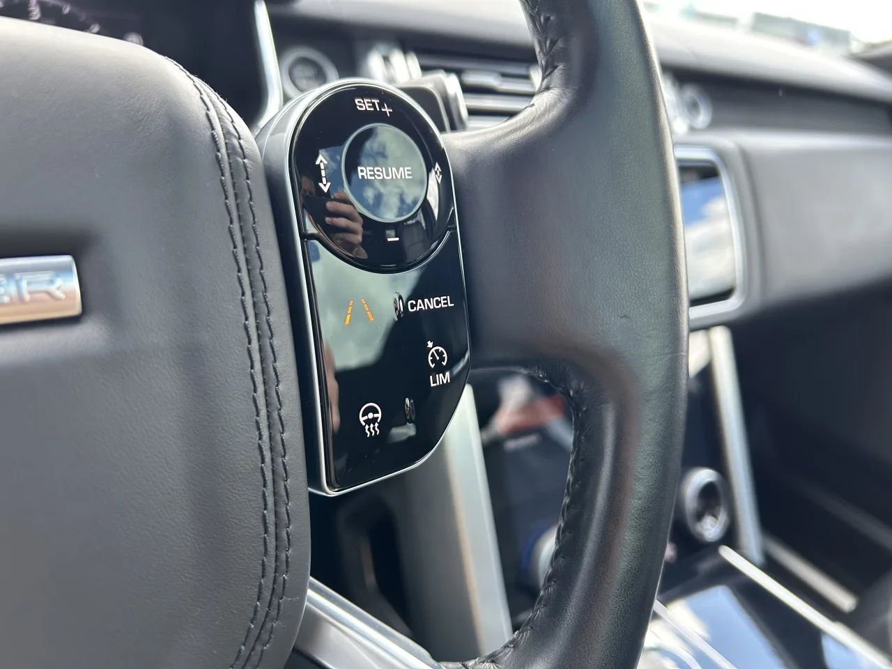 2021 Land Rover Range Rover Vogue, D300 offered by a specialist dealer in Písek, Czechia, photo 25 of 37