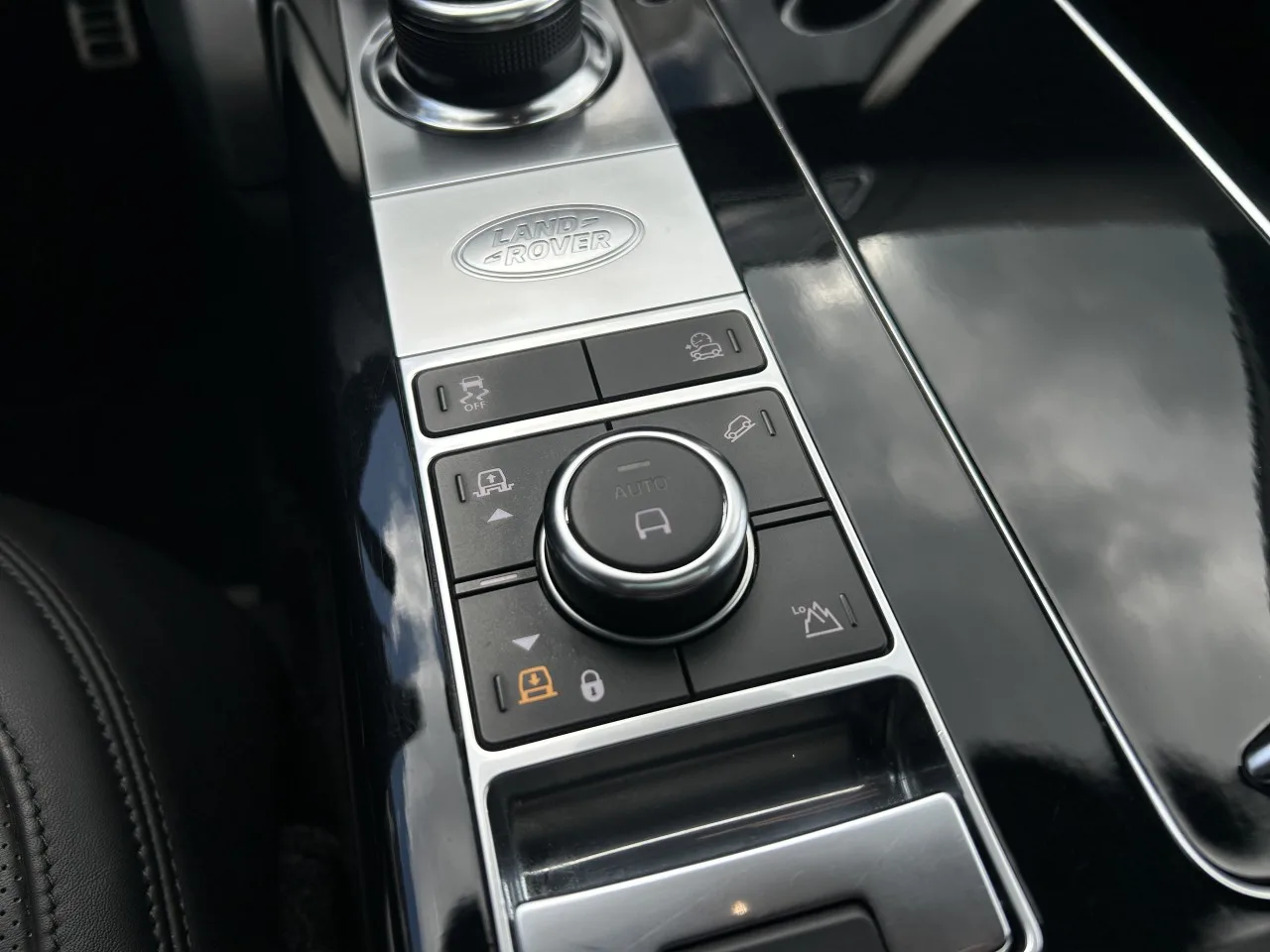 2021 Land Rover Range Rover Vogue, D300 offered by a specialist dealer in Písek, Czechia, photo 26 of 37