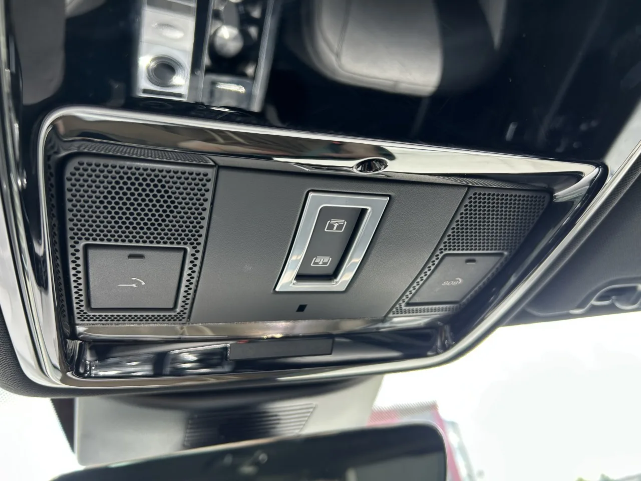 2021 Land Rover Range Rover Vogue, D300 offered by a specialist dealer in Písek, Czechia, photo 27 of 37