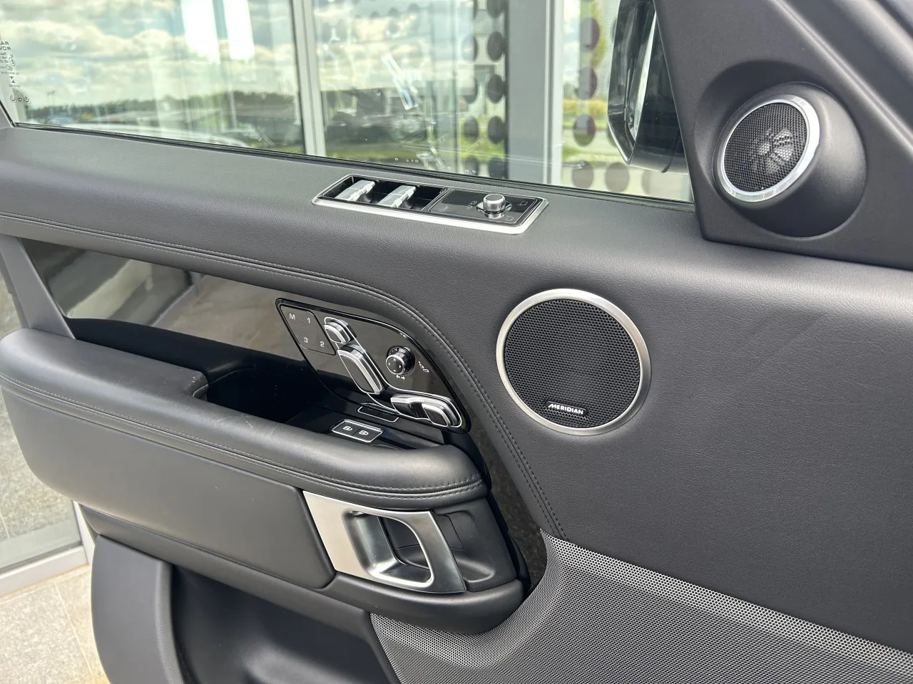 2021 Land Rover Range Rover Vogue, D300 offered by a specialist dealer in Písek, Czechia, photo 28 of 37