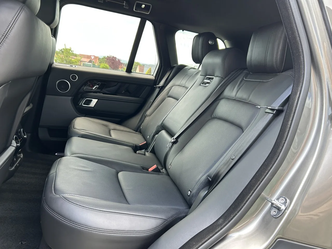 2021 Land Rover Range Rover Vogue, D300 offered by a specialist dealer in Písek, Czechia, photo 30 of 37