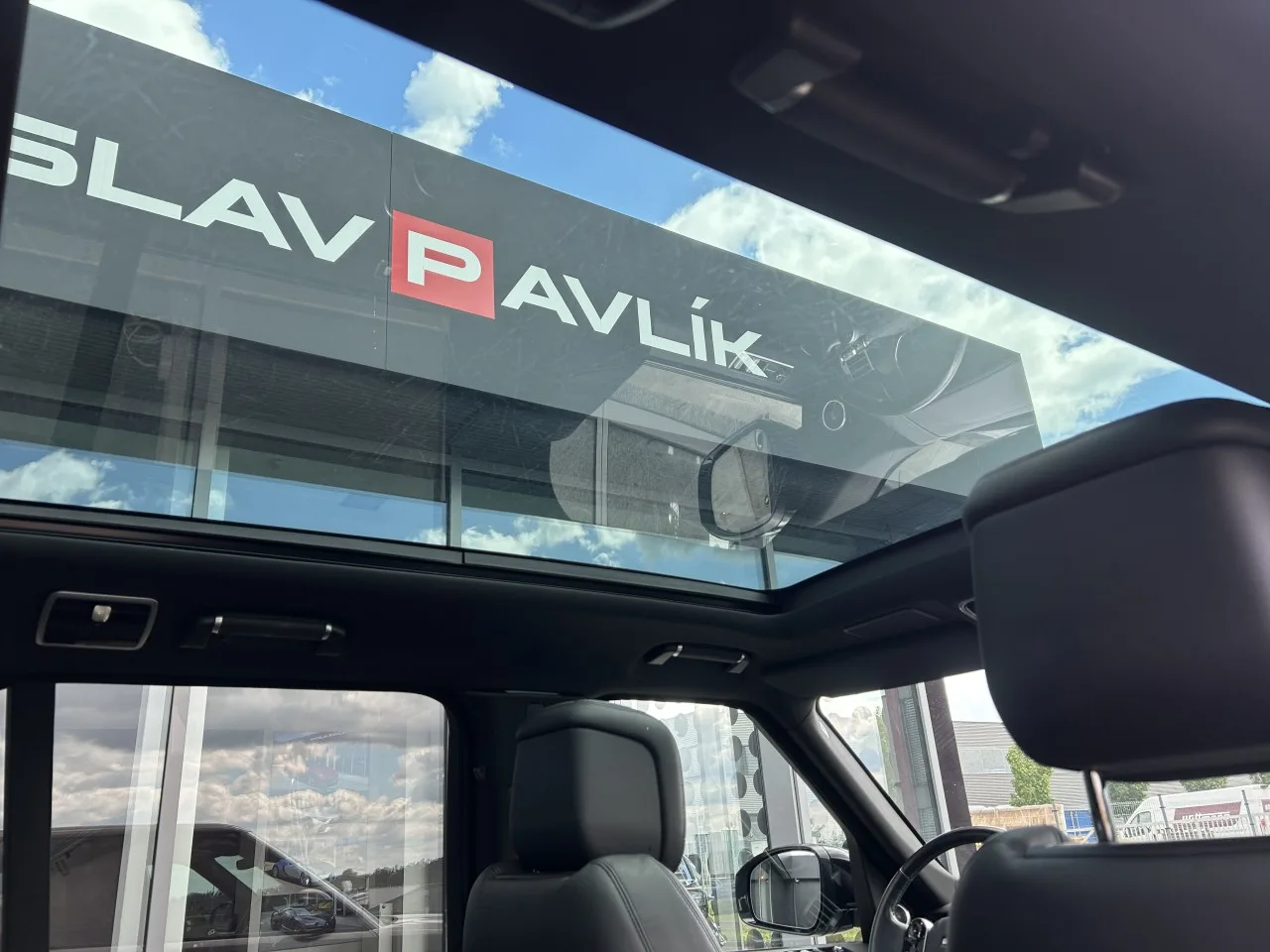 2021 Land Rover Range Rover Vogue, D300 offered by a specialist dealer in Písek, Czechia, photo 31 of 37