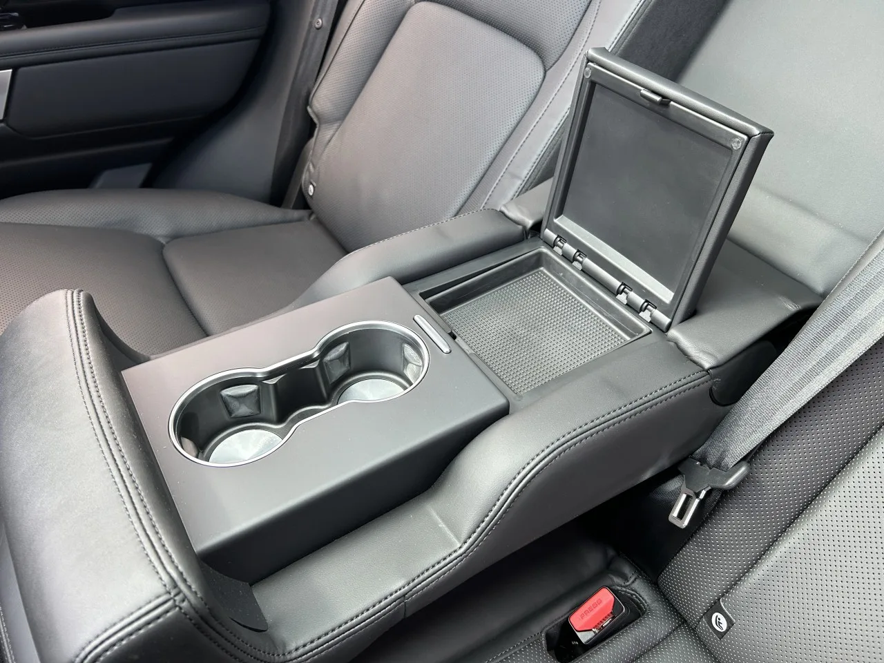 2021 Land Rover Range Rover Vogue, D300 offered by a specialist dealer in Písek, Czechia, photo 32 of 37