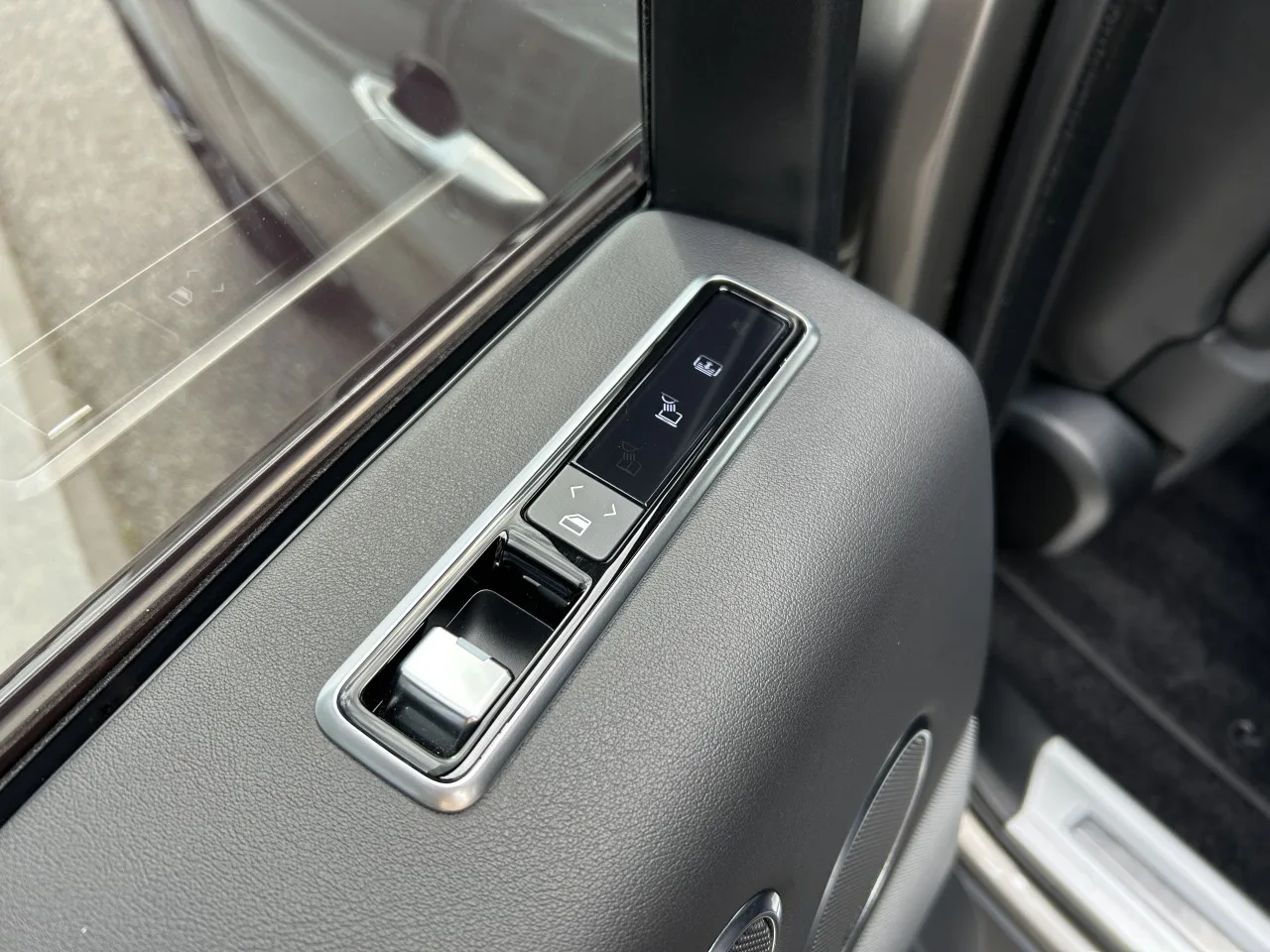 2021 Land Rover Range Rover Vogue, D300 offered by a specialist dealer in Písek, Czechia, photo 33 of 37