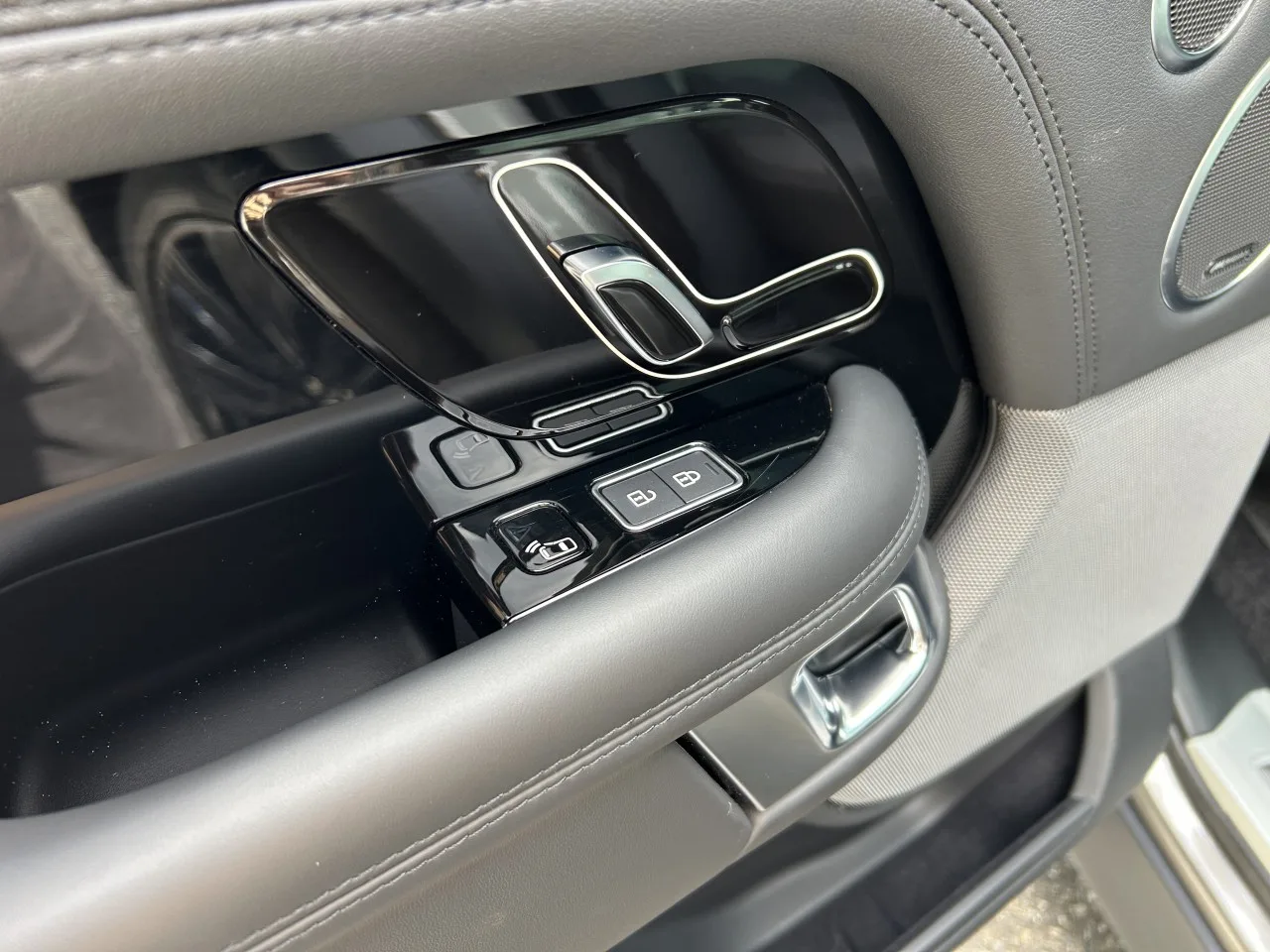 2021 Land Rover Range Rover Vogue, D300 offered by a specialist dealer in Písek, Czechia, photo 34 of 37