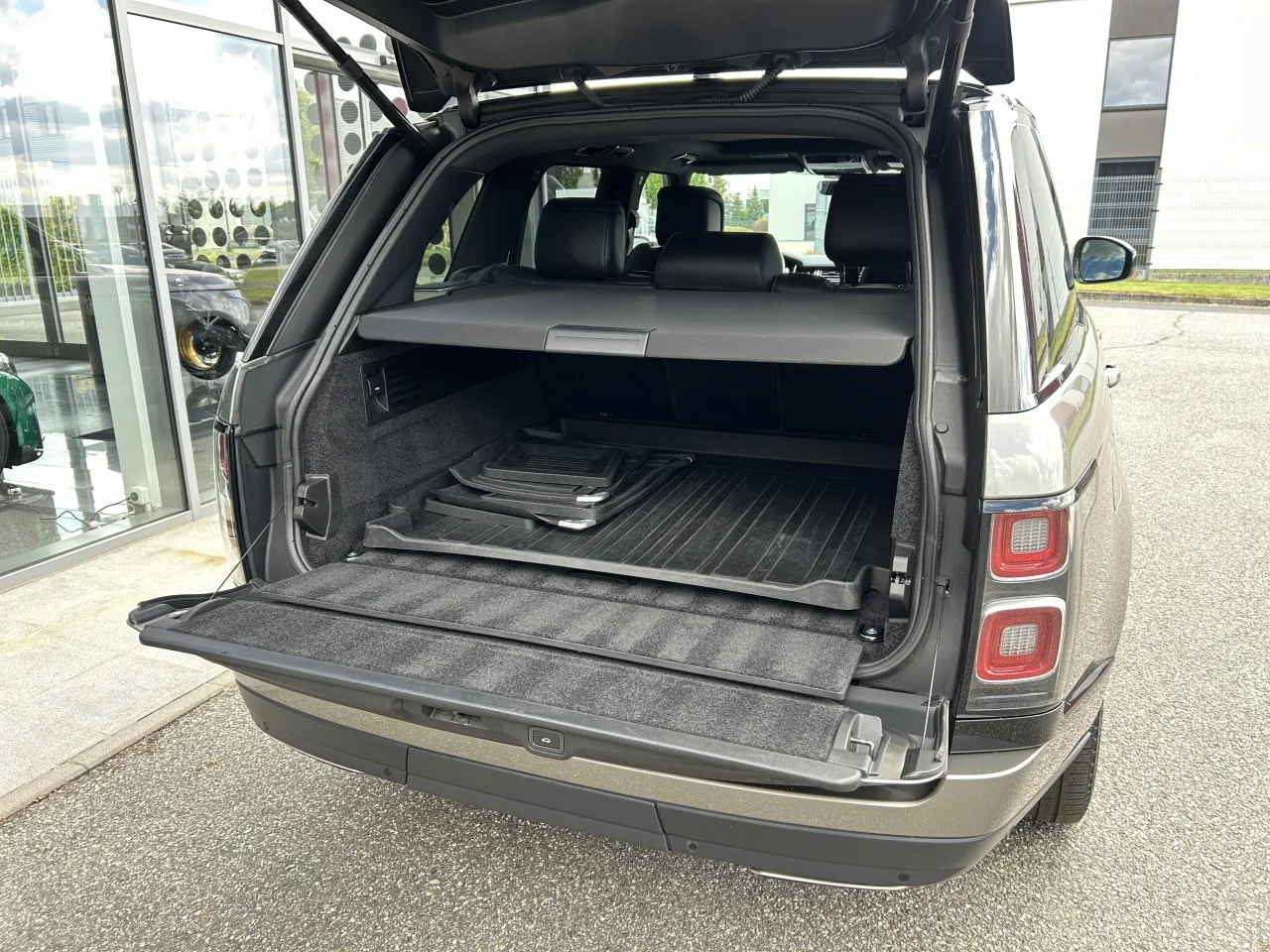 2021 Land Rover Range Rover Vogue, D300 offered by a specialist dealer in Písek, Czechia, photo 36 of 37