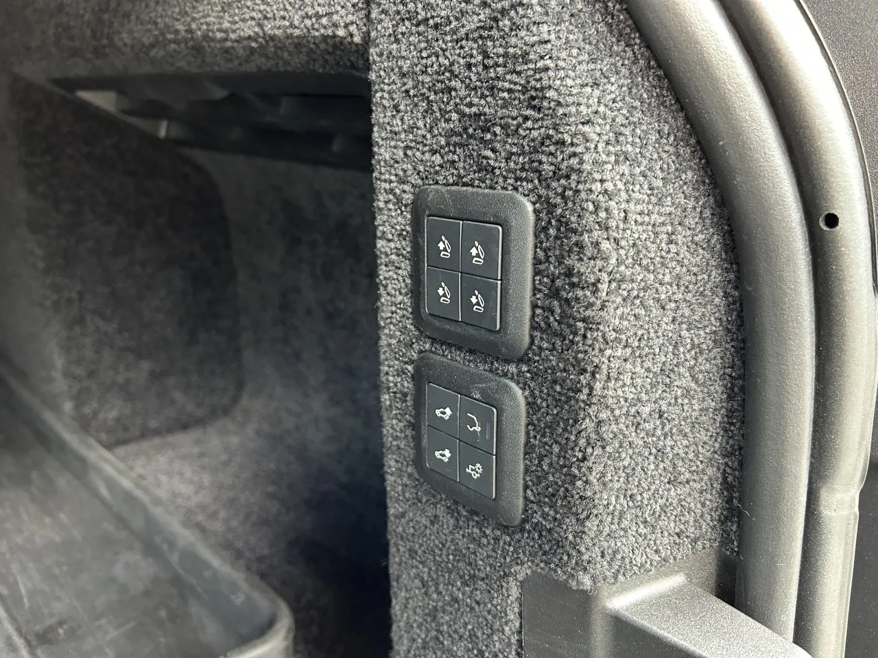 2021 Land Rover Range Rover Vogue, D300 offered by a specialist dealer in Písek, Czechia, photo 37 of 37