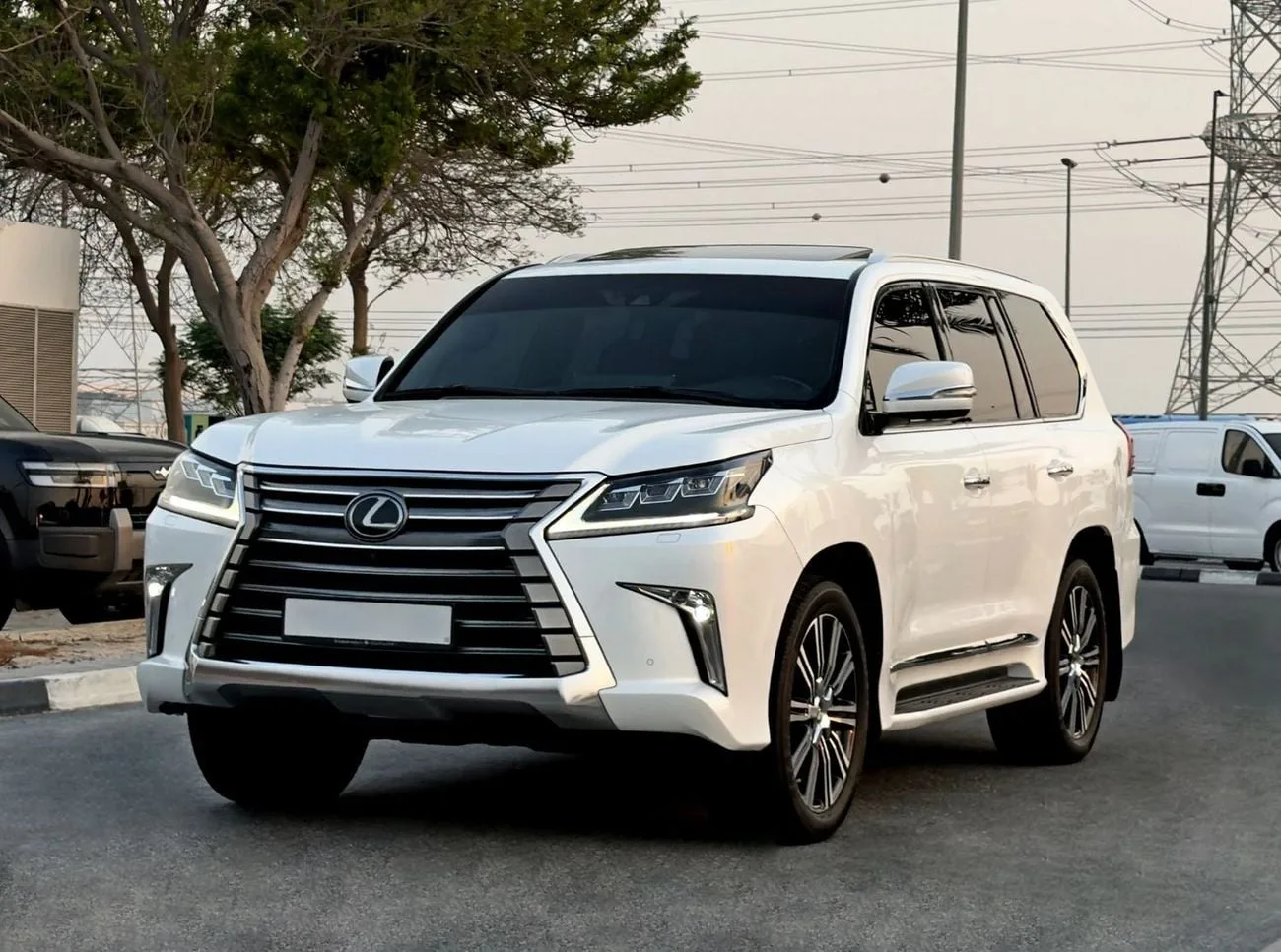 2021 Lexus LX 570 angeboten von einem Spezialhändler in Dubai, Vereinigte Arabische Emirate, Hauptfoto