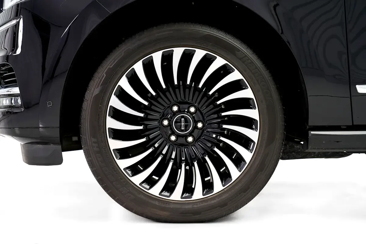 2021 Lincoln Navigator Presidential, 5/8