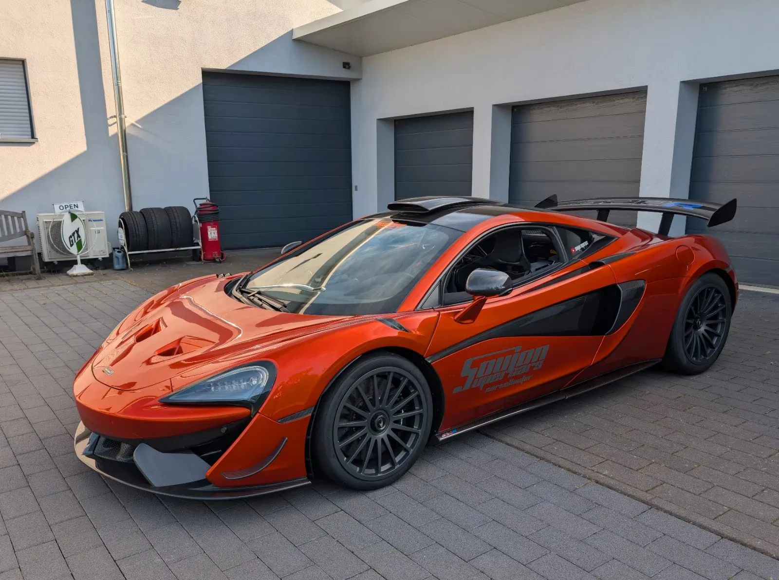 2021 McLaren 620R in Volcano Orange, proposta da Claudia Soujon Supercars