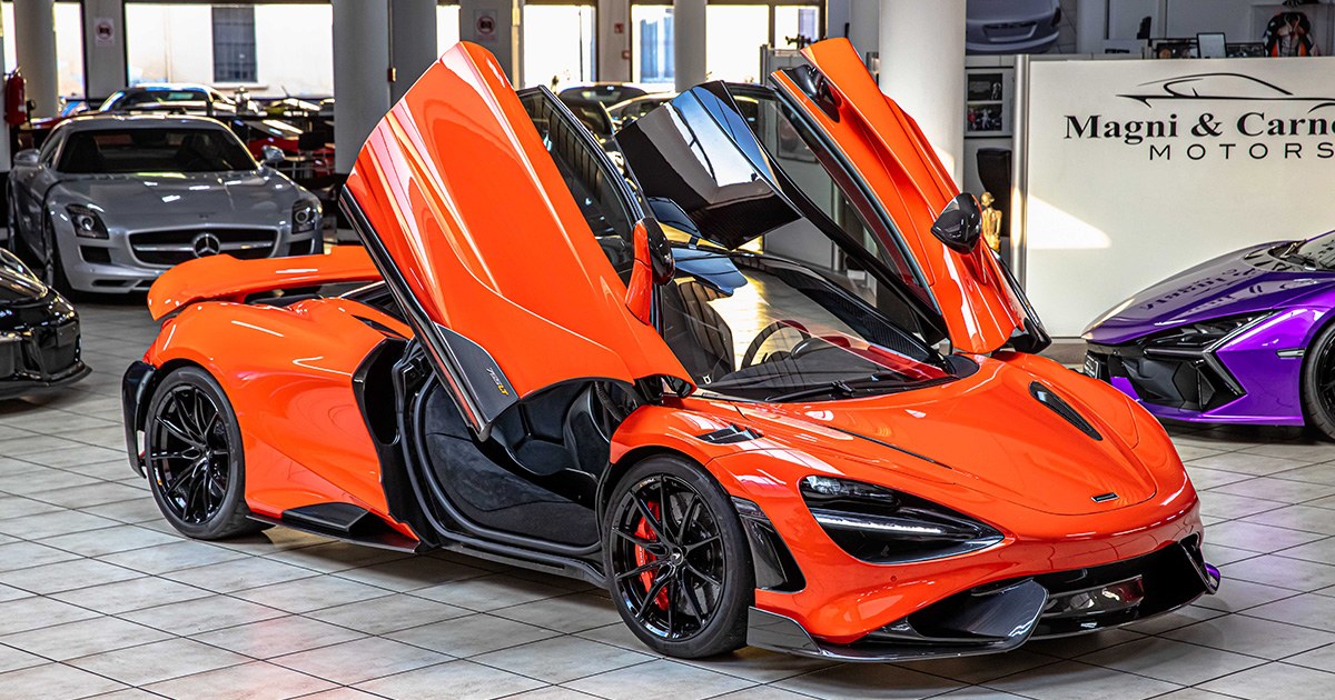 2021 McLaren 765LT Coupé proposée par un concessionnaire spécialisé à Milan, Italie, photo principale