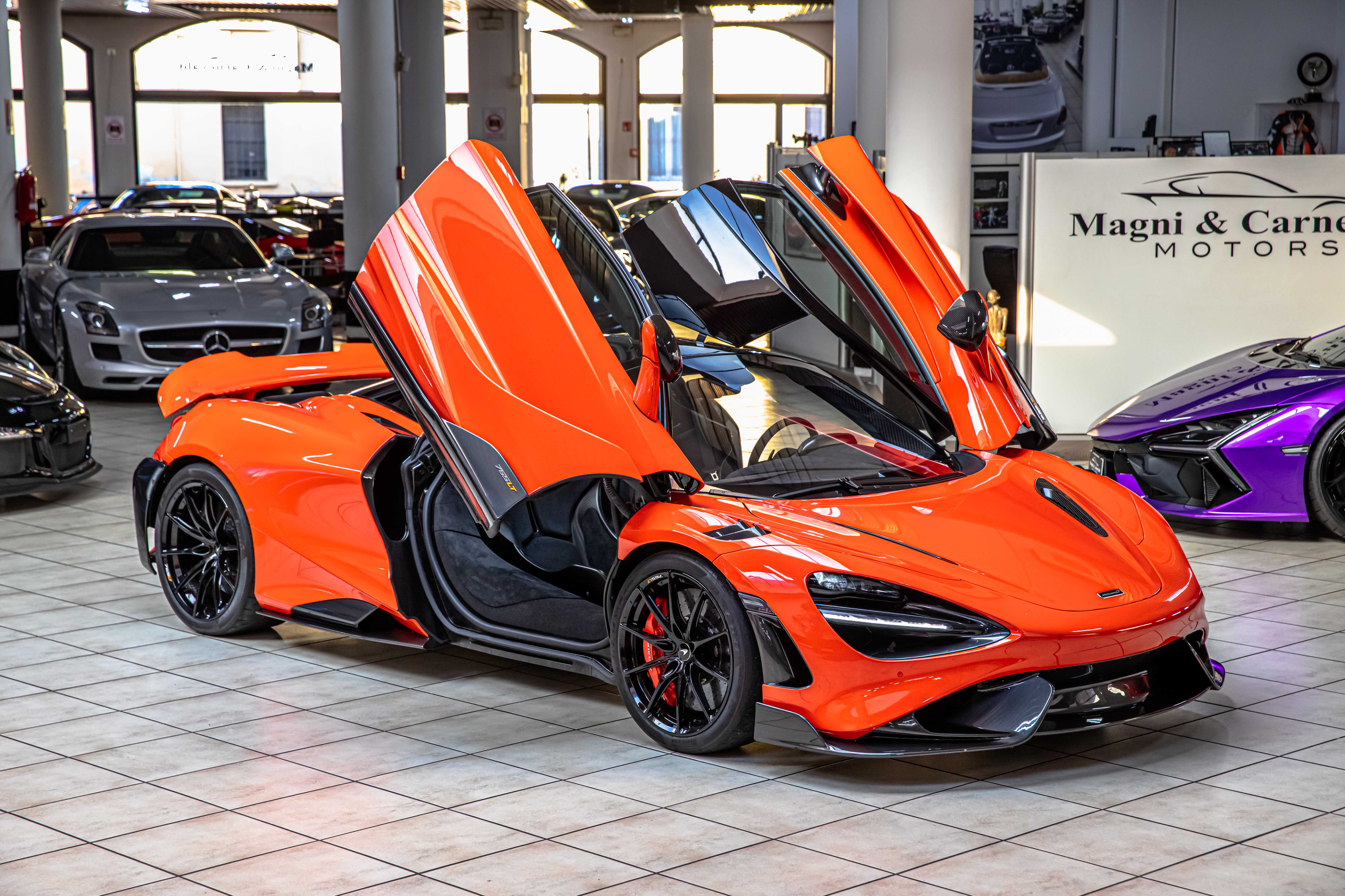 2021 McLaren 765LT Coupé angeboten von einem Fachhändler in Milan, Italien, Foto 2 von 20