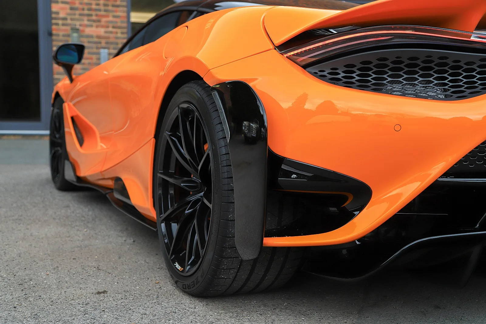 2021 McLaren 765LT, 29/30