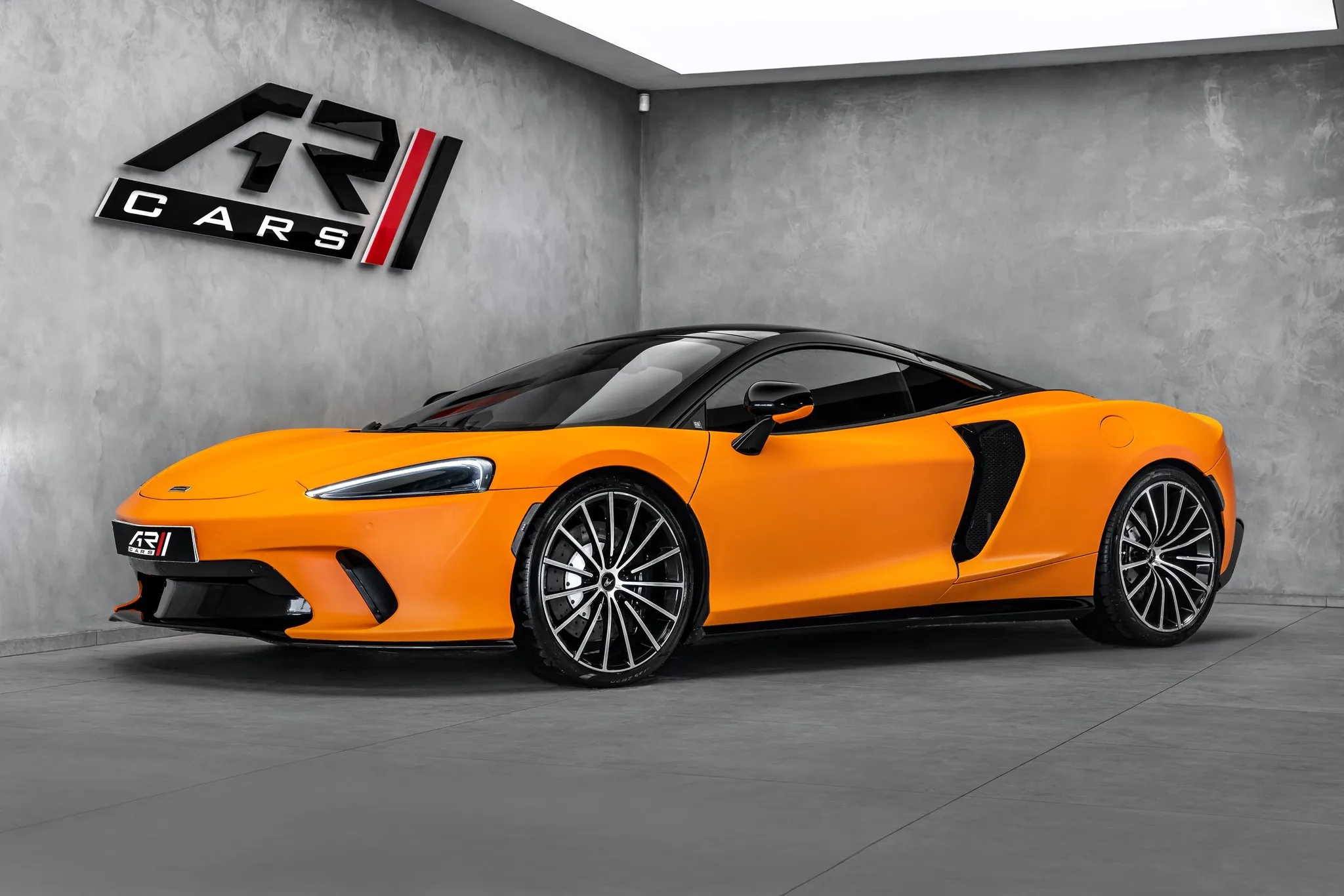 2021 McLaren GT angeboten von einem Fachhändler in Ostrava, Tschechien, Hauptfoto