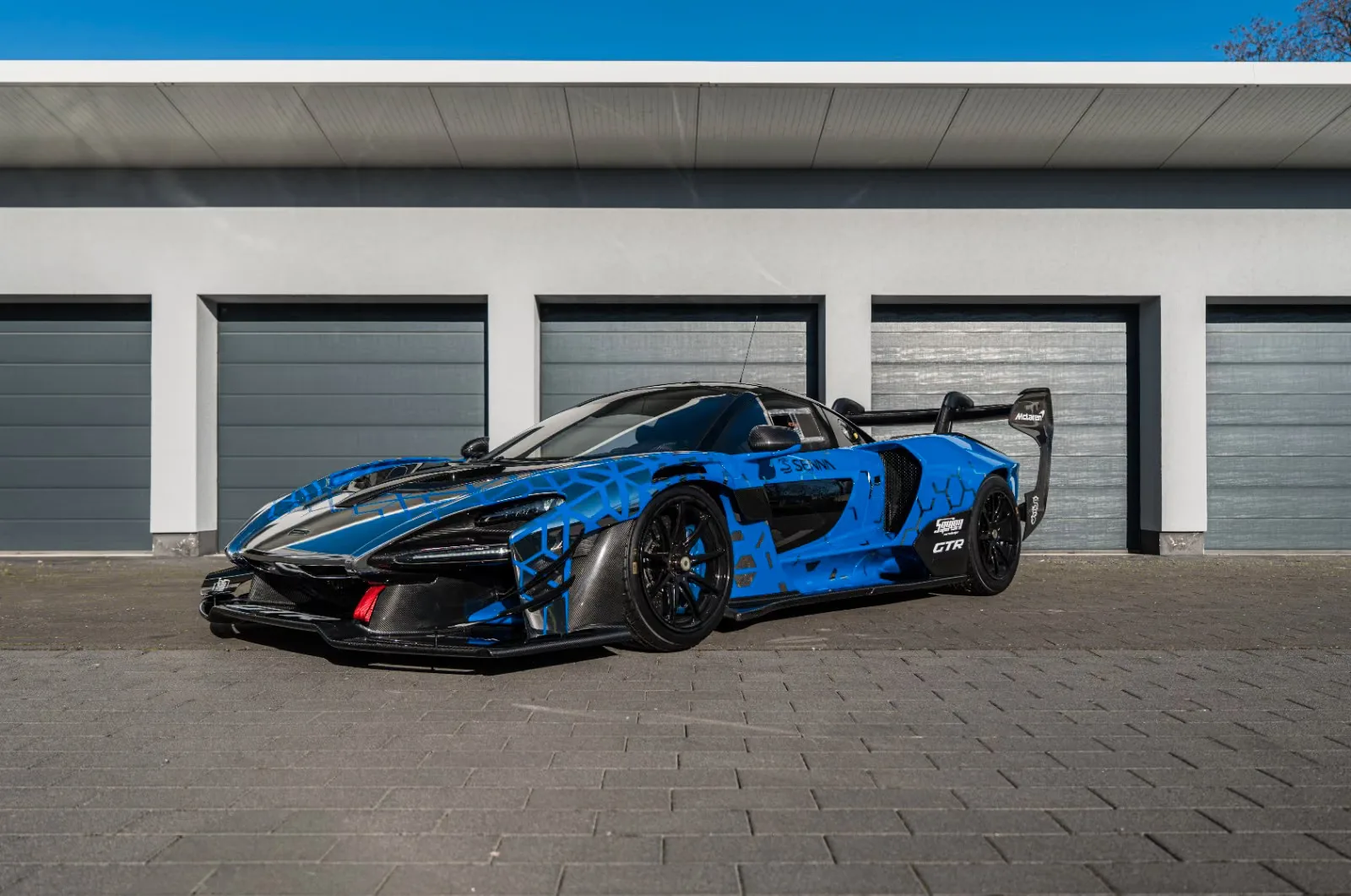 2021 McLaren Senna GTR in Paris Blue, proposta da Claudia Soujon Supercars