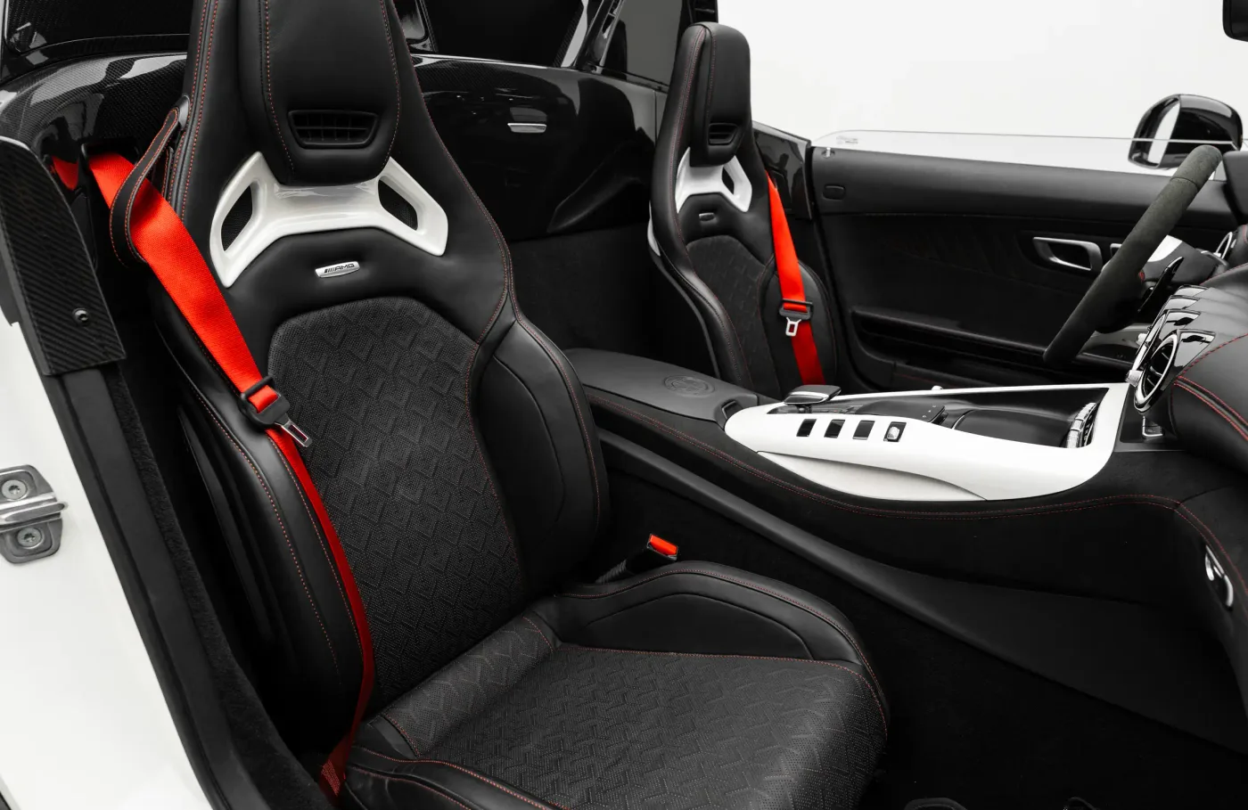 2021 Mercedes-AMG GT offered by a specialist dealer in Dubai, United Arab Emirates, photo 8 of 10