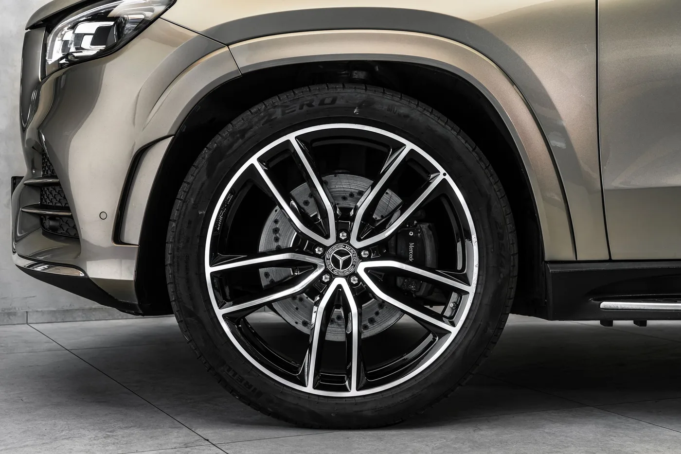 2021 Mercedes-Benz GLS 580 4MATIC, AMG Line offered by a specialist dealer in Ostrava, Czechia, photo 2 of 15