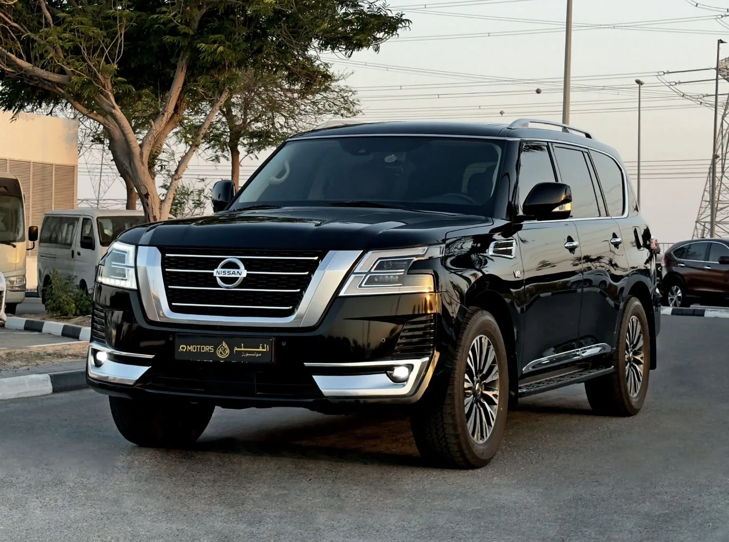 2021 Nissan Patrol Le Titanium angeboten von einem Fachhändler in Dubai, Vereinigte Arabische Emirate, Hauptfoto