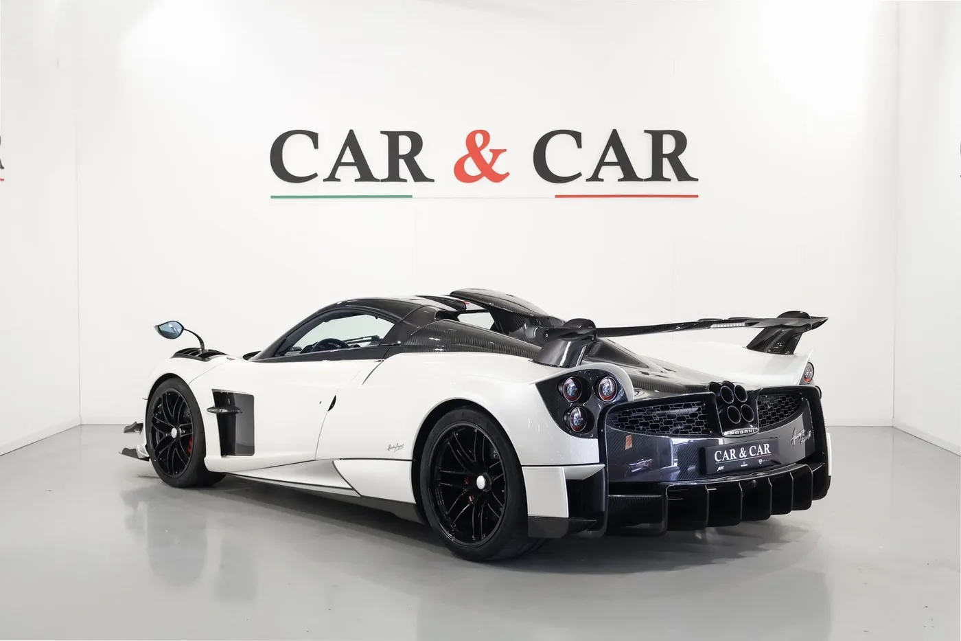 2021 Pagani Huayra Roadster BC proposée par un spécialiste de la supercar à Zibido San Giacomo, Italie, photo 2 sur 25