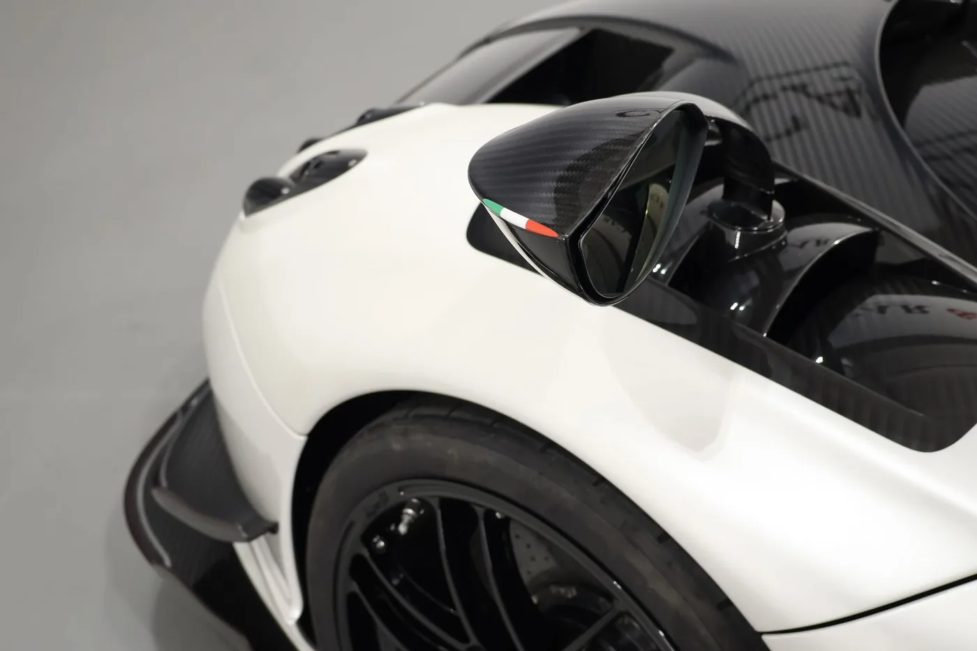 2021 Pagani Huayra Roadster BC proposée par un spécialiste de la supercar à Zibido San Giacomo, Italie, photo 13 sur 25