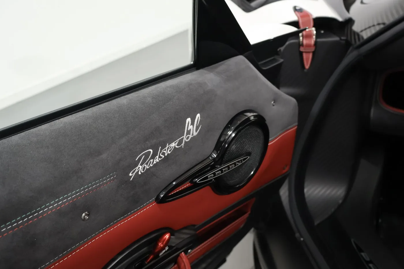 2021 Pagani Huayra Roadster BC proposée par un spécialiste de la supercar à Zibido San Giacomo, Italie, photo 14 sur 25