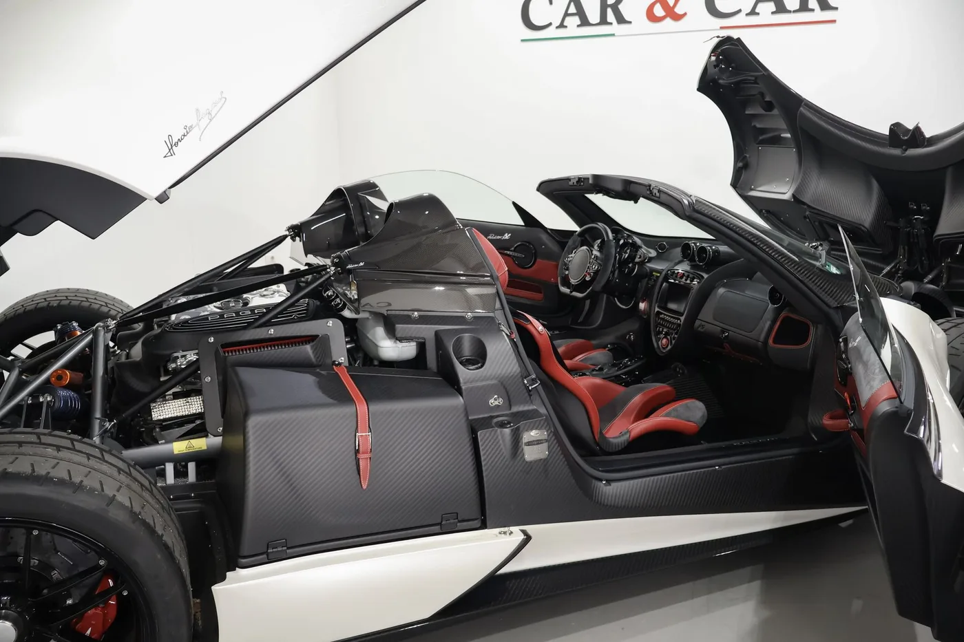 2021 Pagani Huayra Roadster BC proposée par un spécialiste de la supercar à Zibido San Giacomo, Italie, photo 16 sur 25