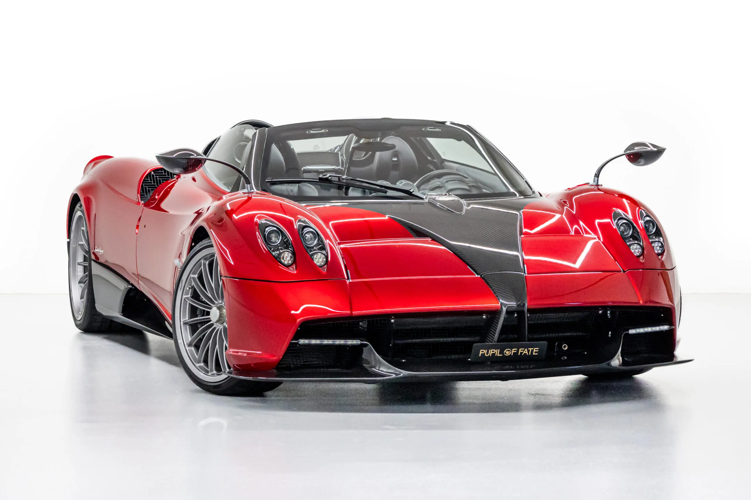 2021 Pagani Huayra Roadster proposée par un concessionnaire spécialisé à Dubaï, Émirats arabes unis, photo principale