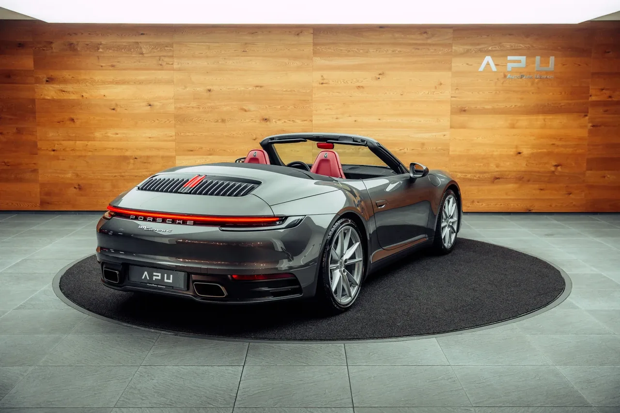 2021 Porsche 911 Carrera 4 Cabriolet proposée par un concessionnaire spécialisé à Uznach, Suisse, photo principale