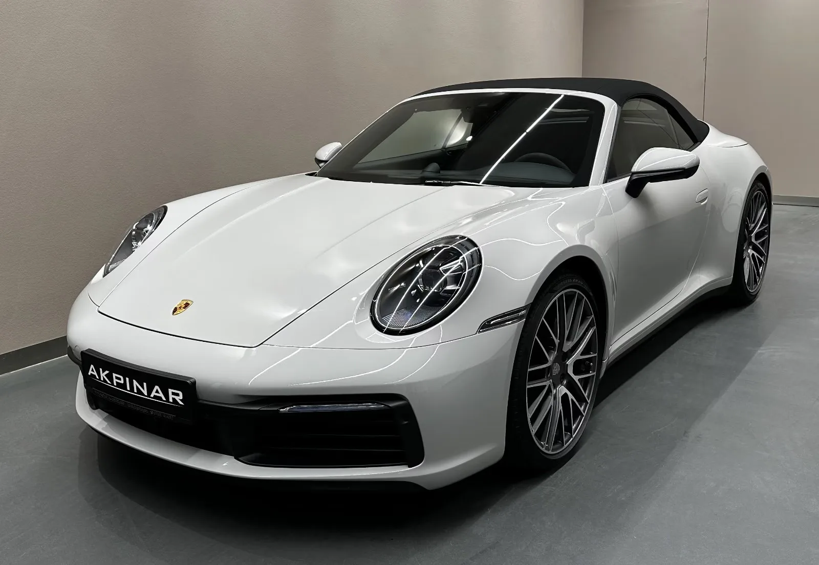 2021 Porsche 911 Carrera 4S Cabriolet proposée par un concessionnaire spécialisé à Holzgerlingen, Allemagne, photo principale