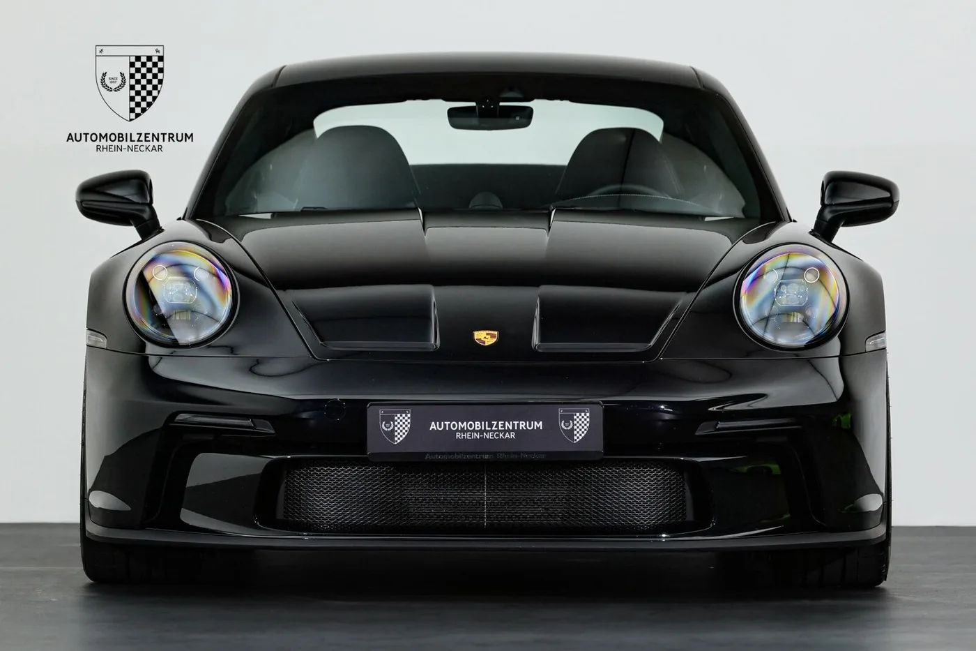 2021 Porsche 911 GT3 Touring offered by a supercar dealer in Viernheim, Germany, photo 2 of 25
