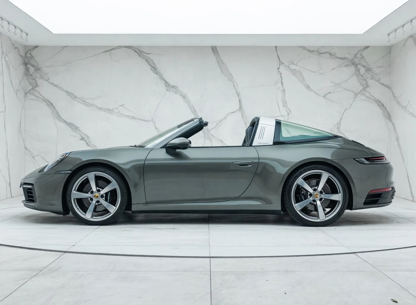 2021 Porsche 911 Targa 4S offered by a specialist dealer in Banstead, United Kingdom, photo 12 of 25
