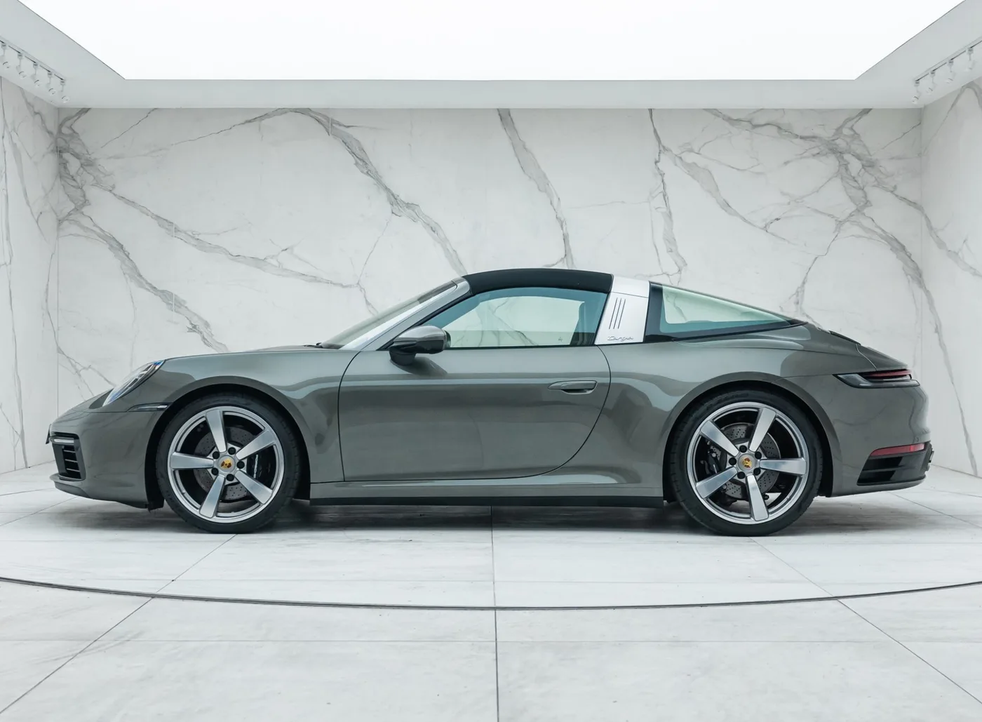 2021 Porsche 911 Targa 4S offered by a specialist dealer in Banstead, United Kingdom, photo 13 of 25