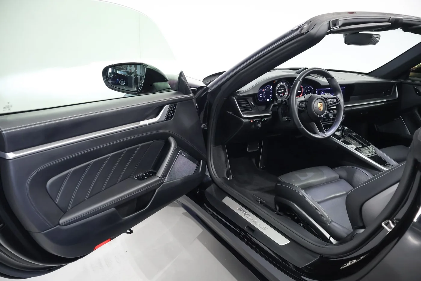 2021 Porsche 911 Turbo S Cabriolet offered by a supercar dealer in Zibido San Giacomo, Italy, photo 8 of 24