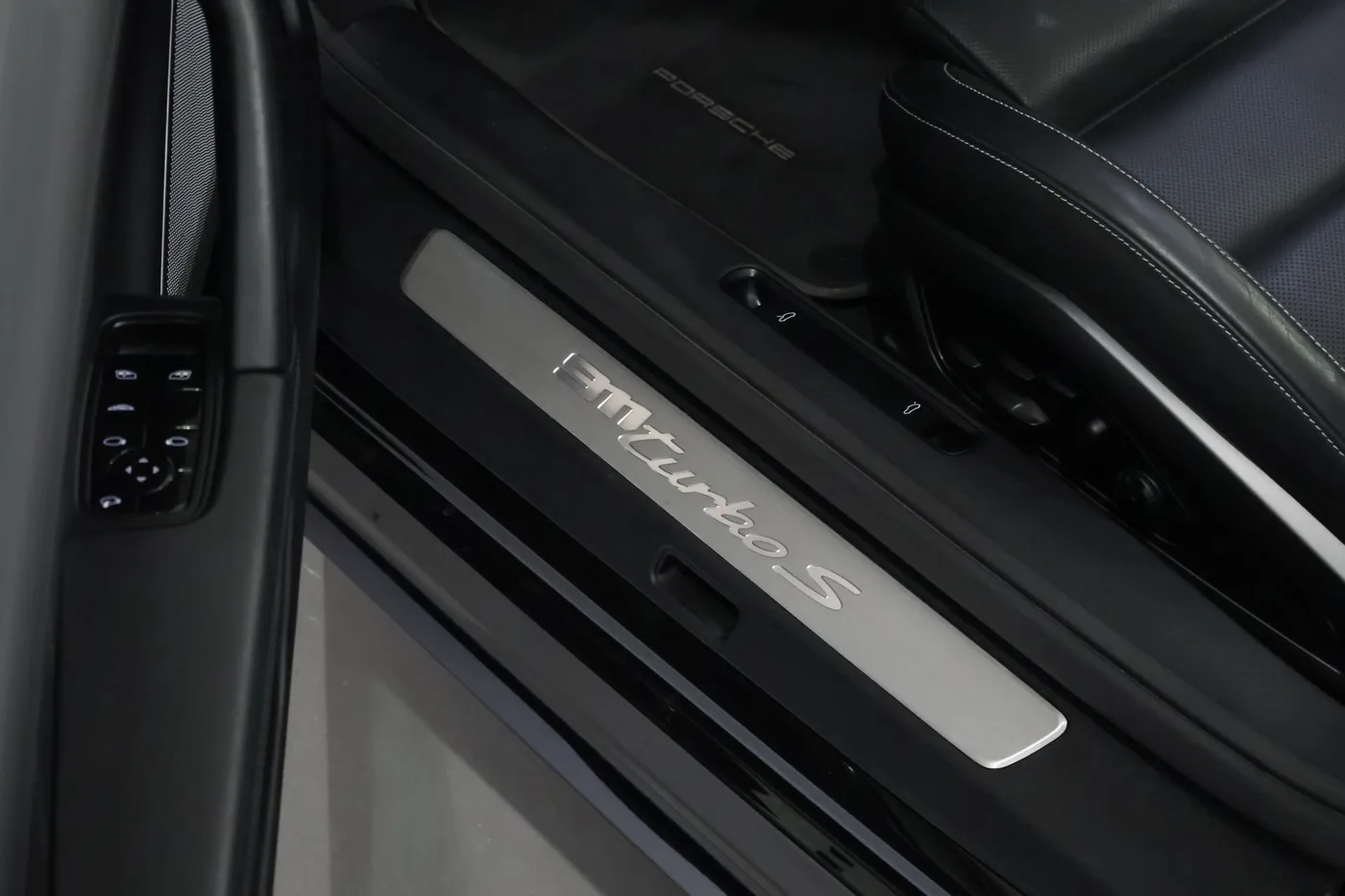2021 Porsche 911 Turbo S Cabriolet offered by a supercar dealer in Zibido San Giacomo, Italy, photo 17 of 24