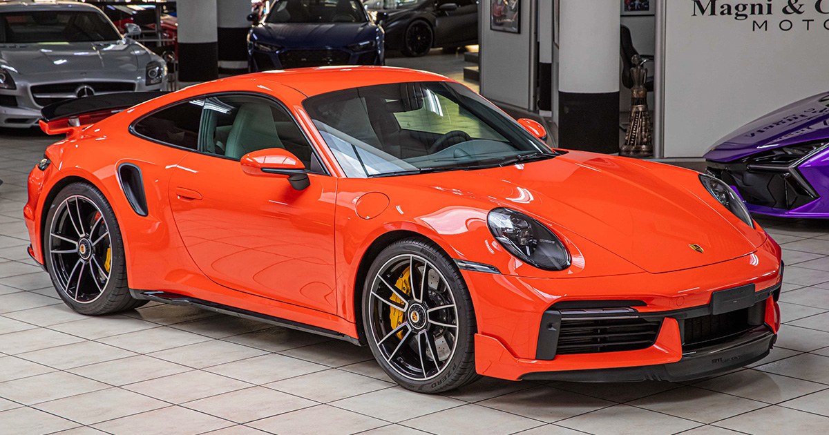 2021 Porsche 911 Turbo S proposée par un concessionnaire spécialisé à Milan, Italie, photo principale