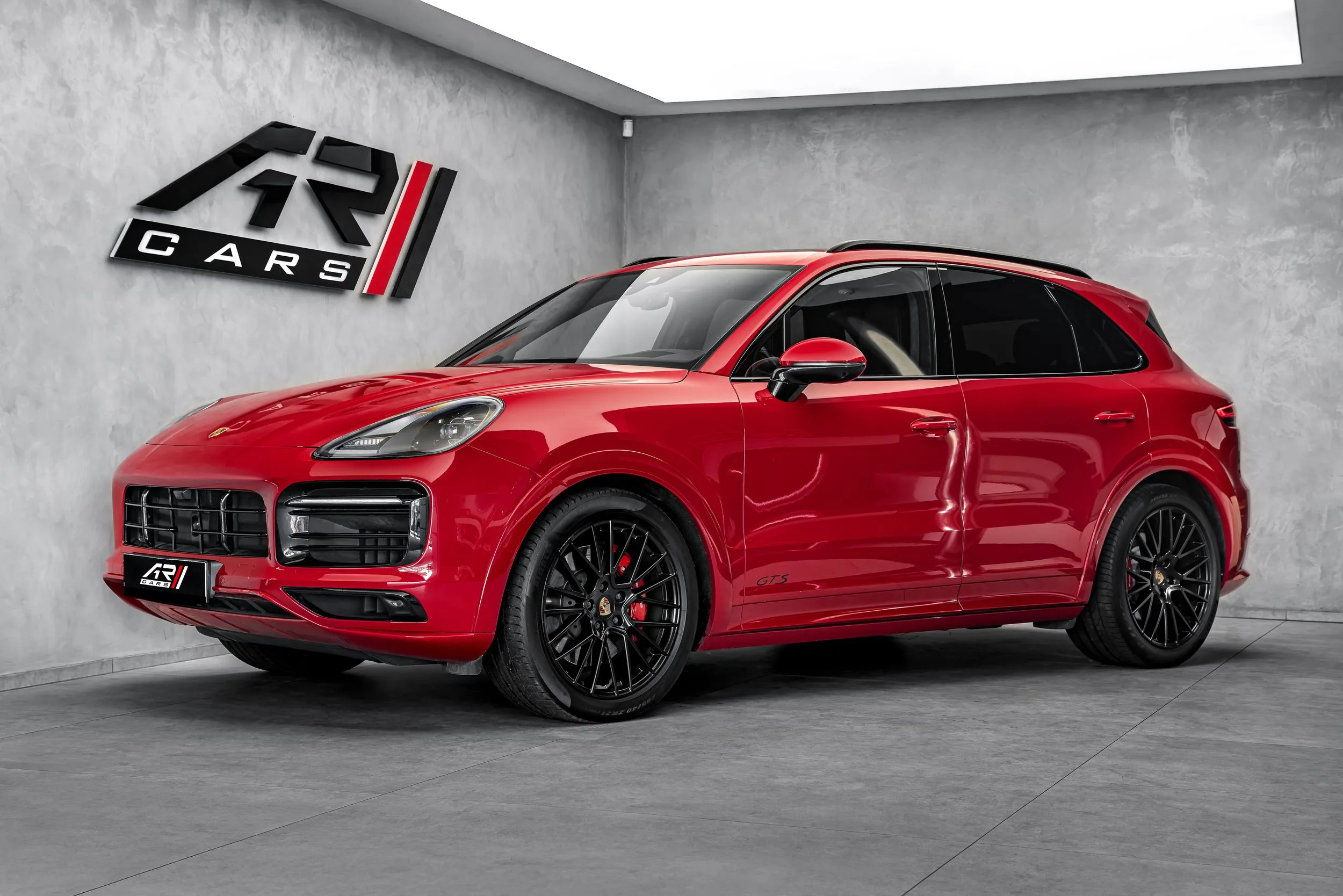 2021 Porsche Cayenne GTS angeboten von einem Spezialhändler in Ostrava, Tschechien, Hauptfoto