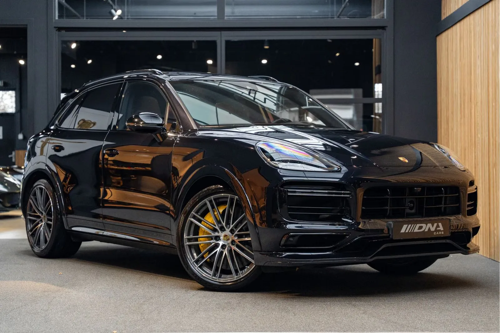 2021 Porsche Cayenne Turbo S E-Hybrid Techart / Exclusive Manufaktur en un concesionario especializado de Naarden, Países Bajos, foto principal