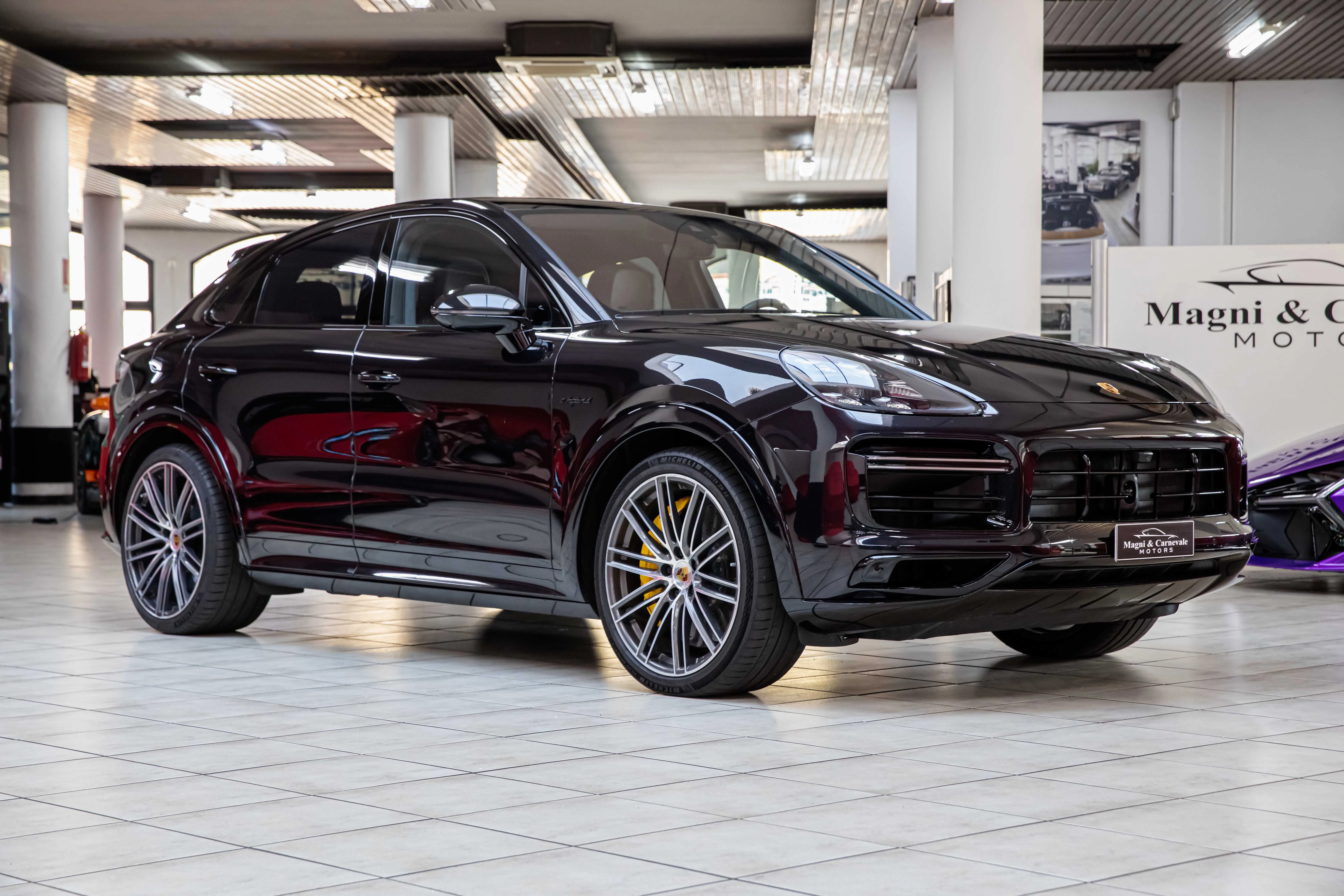 2021 Porsche Cayenne Turbo S angeboten von einem Fachhändler in Mailand, Italien, Hauptfoto